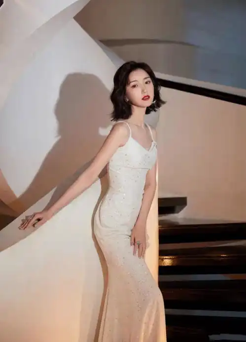 港风美女的头像毛晓彤