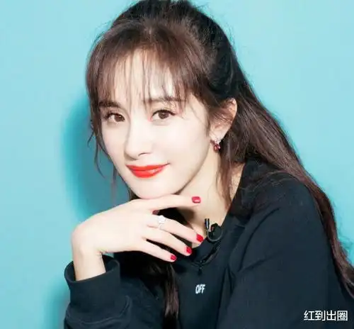 34岁杨幂身体抱恙,趴病床头部被扎六根针,自侃人被针扎傻了