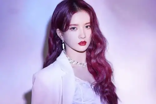 硬糖少女拍紫色公主大片希林霸气,陈卓璇古灵精怪,郑乃馨太可爱