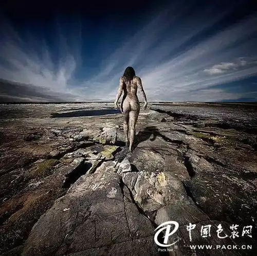 女性人体曲线惊艳于环境山水之间
