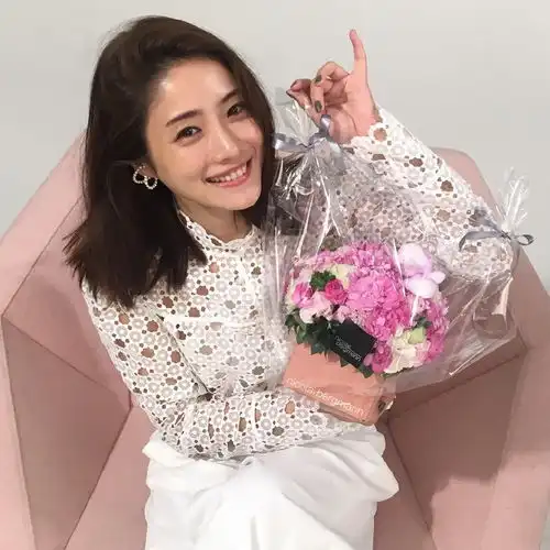 森绘梨佳的高级感妆容离不开高光加持动动手你也拥有立体小脸