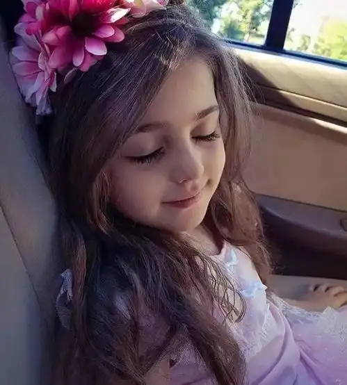 曾因太漂亮惊艳全球的8岁女孩,父亲辞职回家当保镖,长大成这样