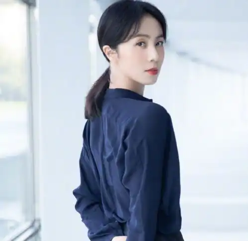 黄磊妻子43岁复出拍戏,生图下的颜值好惊人,不愧是唐人是一姐