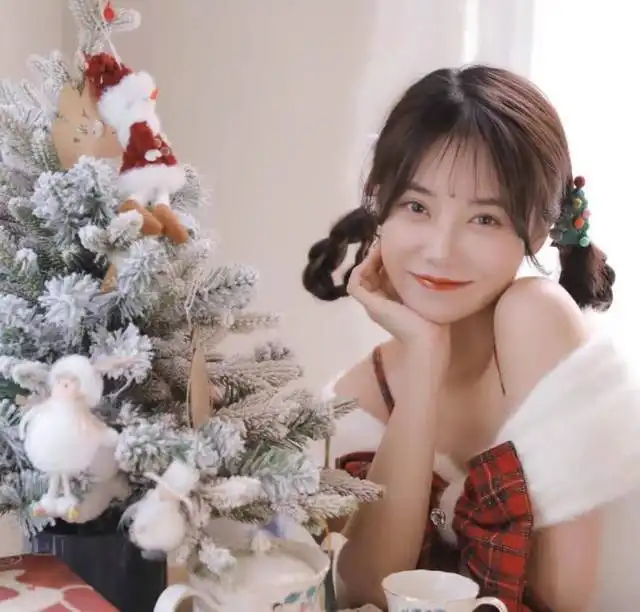 lpl女主持素颜曝光,余霜离开美颜比希然老十岁,看颜值小钰完胜