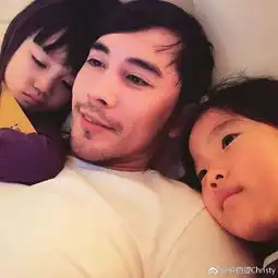 钟丽缇祝张伦硕父亲节快乐,喊话我们好爱你呀俩女儿黏张伦硕