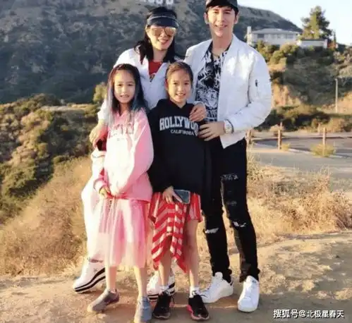 50岁性感女神钟丽缇,三婚嫁小12岁张伦硕,三个小棉袄很贴心