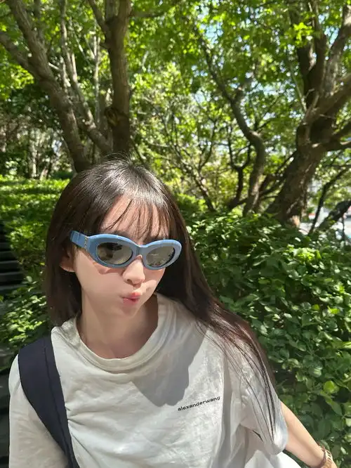 田曦薇单手托腮凝神思考戴墨镜嘟嘴鬼马少女