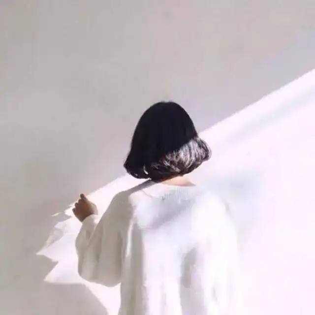 女生头像黑白侧脸短发我