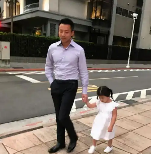 女儿奴汪小菲带女儿吃早餐,豪华程度引热议,网友有钱就是任性