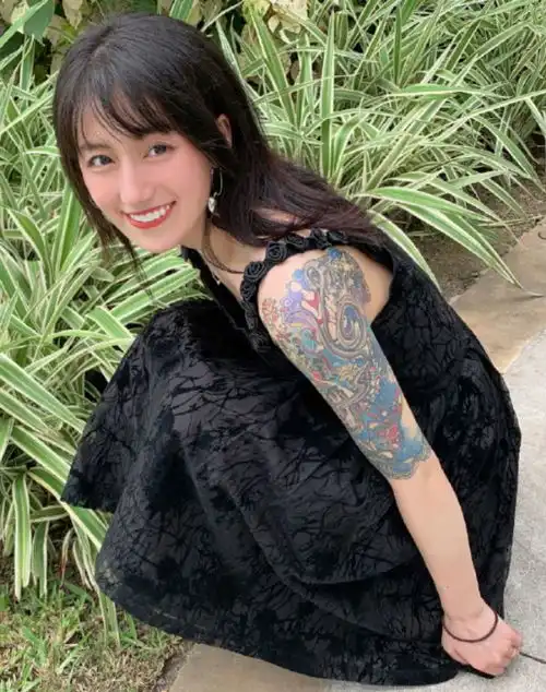 又被李诞老婆美到看黑尾酱穿jk裙后,才懂男方娶她的原因