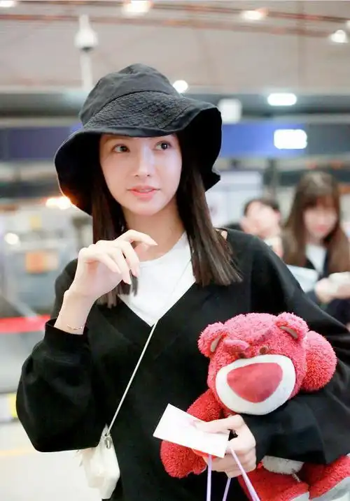 女星机场出行,穿卫衣外形时尚靓丽,有着邻家女孩般的清新气质