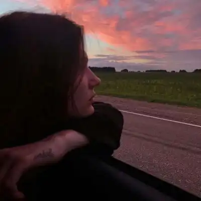 三月女生头像伤感丧丧的你是暴雨我打着伞爱你