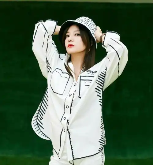 赵薇又美出新高度,穿漫画风衬衫简约利落又有气质,高级精致