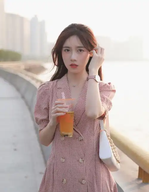 不会摆拍看过来,7个拍照姿势模板,助你拍出自然好看的美女人像