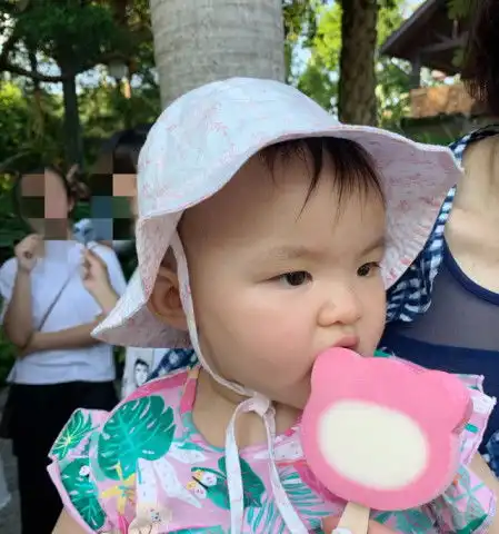 熊黛林全家游玩迪士尼,狂撒狗粮让人羡慕,萌娃抢镜好是可爱