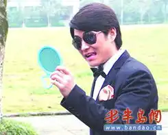开发区小伙对着树说话练口才装扮酷似周星驰组图