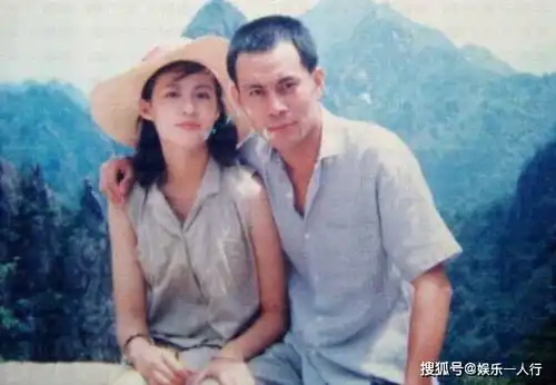 54岁气质还很美,嫁大5岁老公恩爱29年,26岁女儿长相随她