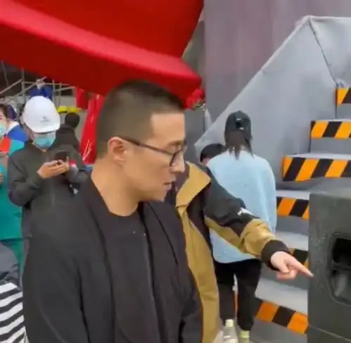 汪峰一家四口现身,章子怡紧牵小苹果寸步不离,秀小鸟腿又长又直