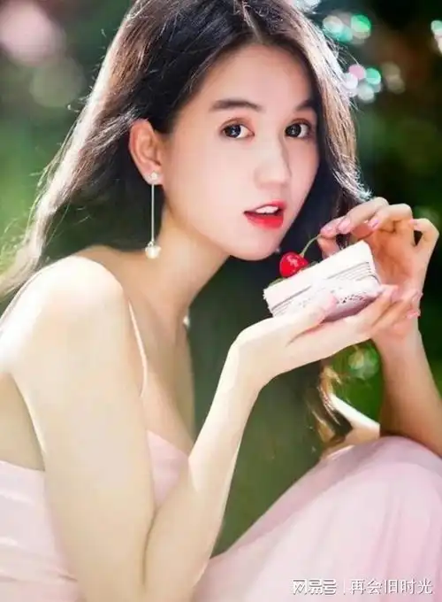 越南绝色美女,妖娆又妩媚性感的让人窒息,网友皆是人间水蜜桃