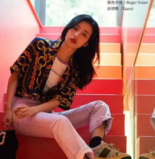 周雨彤真是个宝藏女孩,时尚杂志解锁酷女孩全新穿法,很美