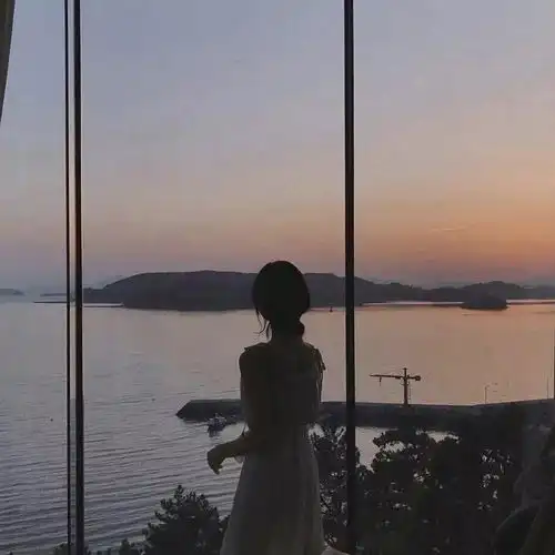 微信头像夕阳女生背影青岛栈桥