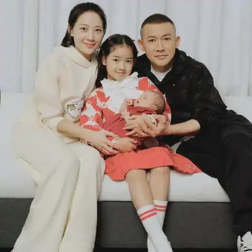聂远每月给妻子300万火上热搜,妻子携父母一起卑微失去自我