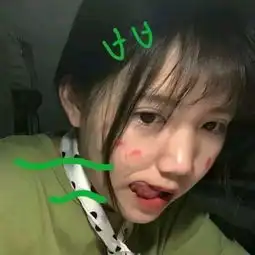 头像穿绿衣服小女孩托腮