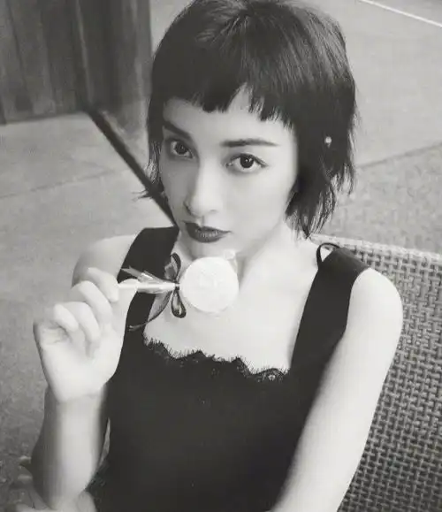 女星挑战赫本造型,虞书欣可爱,吴昕高级范儿,迪丽热巴人间绝色