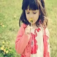 闻花的女孩头像意境嗅花可爱女生头像