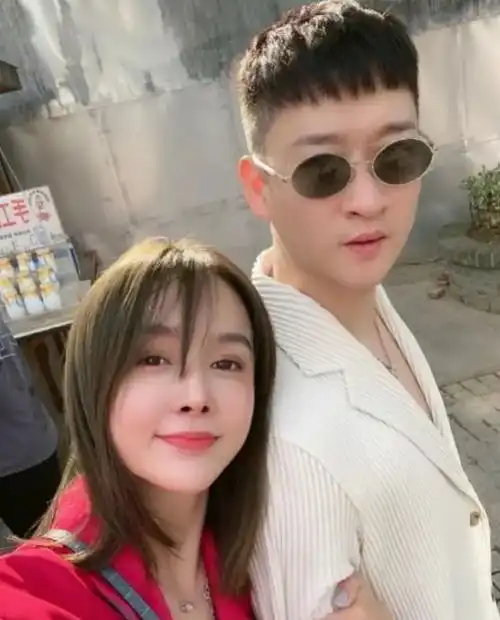 真复合唐菀与曹云金带女儿逛海洋馆庆生,还被指现身男方直播间