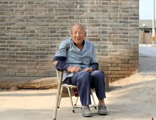 为啥老人身上总有一股味建议50岁后远离3个习惯,老了或没味