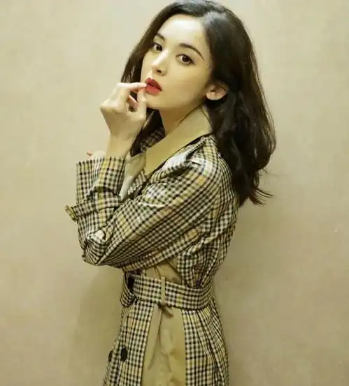 头像穿绿衣服小女孩托腮