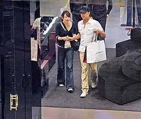 明道与女助理同进试衣间暧昧程度令人咂舌
