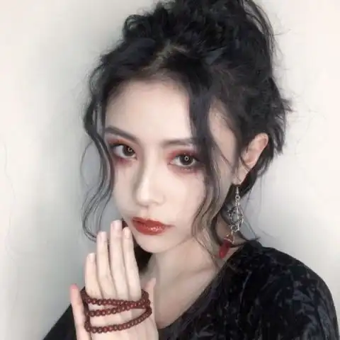 严肃脸高冷女生头像你知道的,爱就是不问值不值得