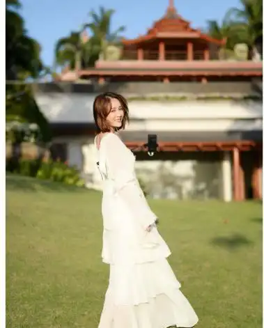 陈乔恩40岁依旧少女感十足背带裤搭配粉红色发带,青春又可爱