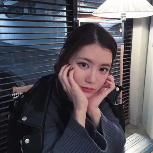 女生侧脸托腮头像