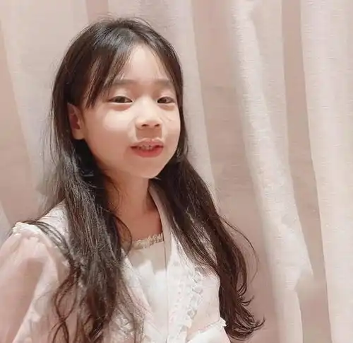 小s女儿们穿公主裙喝下午茶,许老三自夸可爱,托腮wink超自信