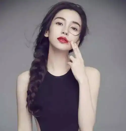 热巴赵丽颖都在扎的马尾辫,一个甜美一个妩媚...baby势头最猛