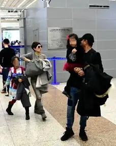 马伊琍一家四口回娘家文章怀抱女儿