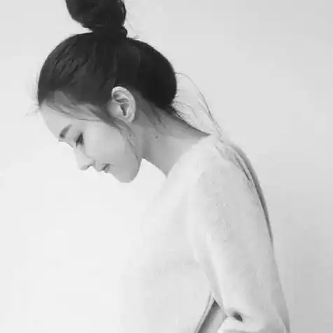 黑白头像女中年文案