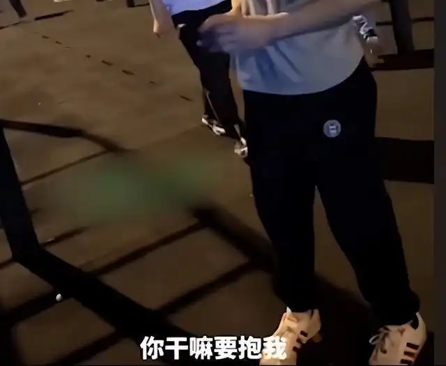 34岁女子被六年级男孩搭讪,对方胆子太大,律师发声,评论两极化