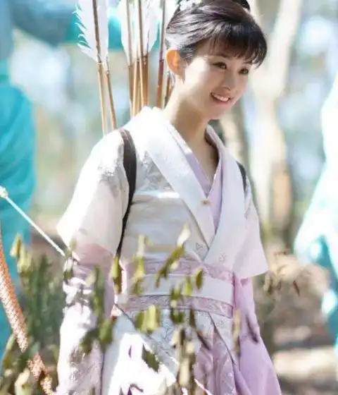 赵丽颖中式婚纱曝光,要美上天,网友比白婚纱好看一百倍