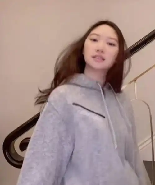 甄子丹女儿近照曝光,16岁着装大胆惹争议,外公抗癌失败刚离世