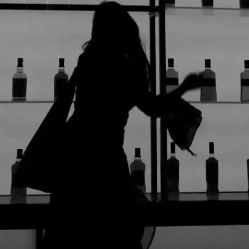 头像不露脸微丧黑色系女头像