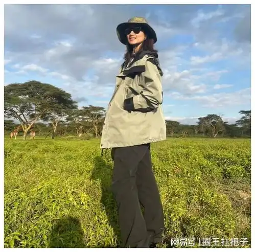 朱亚文带妻女出游,一家四口坐车顶耍酷超拉风,俩女儿长大了