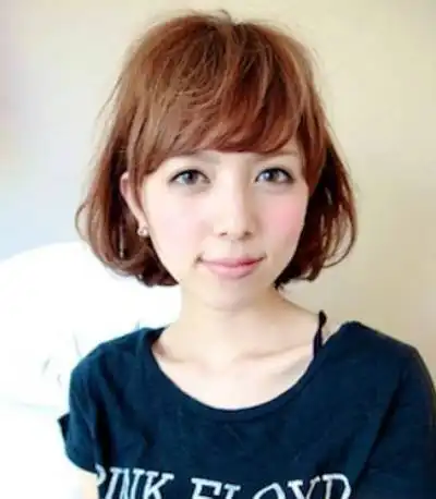 气质女生韩式短发烫发发型图片