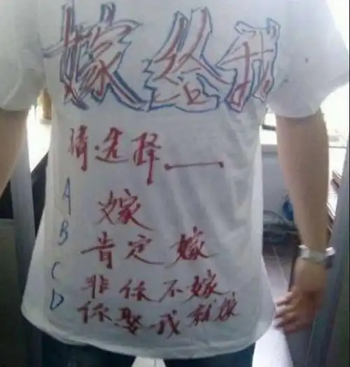 搞笑gif貌似发送一张女生走光图片