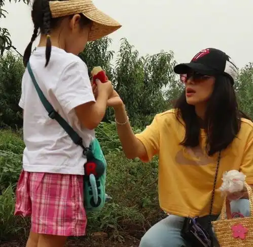 章子怡晒全家福继女长相漂亮,穿着个性但没化精致妆容