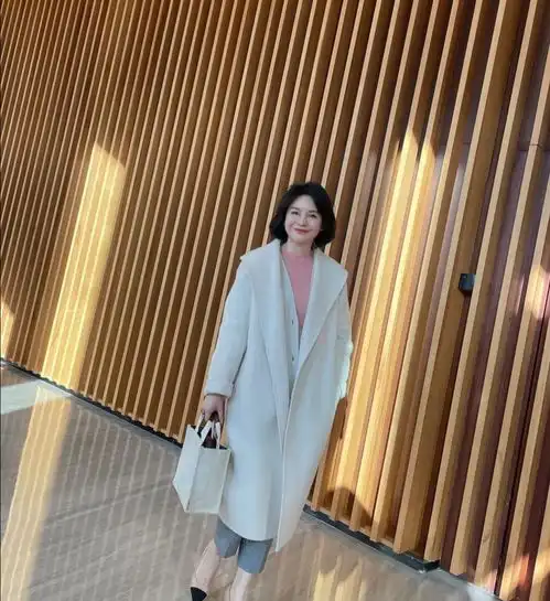 这位五十多岁的妈妈好会穿用三款单品穿出优雅气质,高级又减龄
