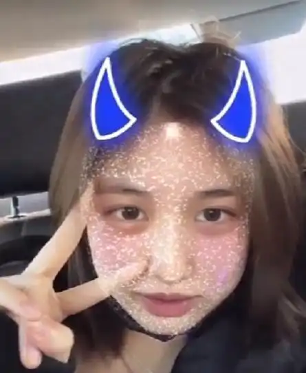 汪峰大女儿庆16岁生日,与好友依偎侧脸优越,章子怡却未送祝福
